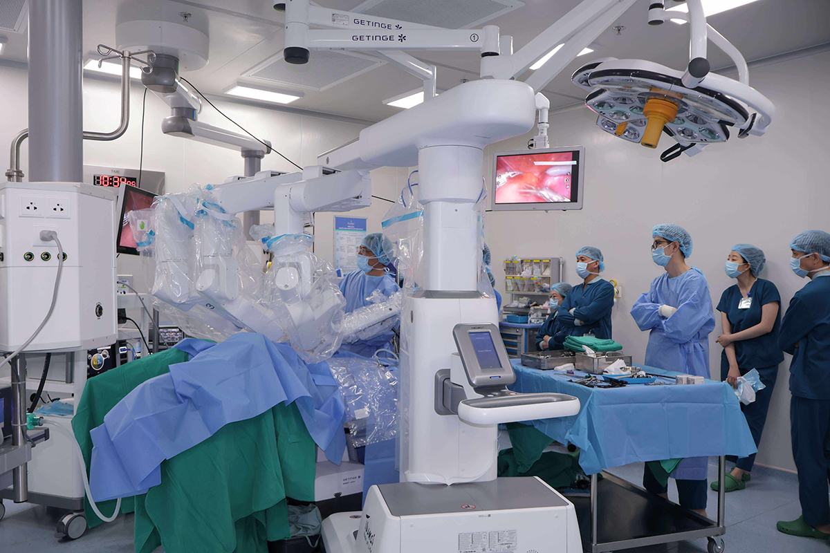 Cột mốc mới của y học Việt Nam: Lần đầu tiên bác sĩ phẫu thuật từ xa cho bệnh nhân cách hàng nghìn cây số